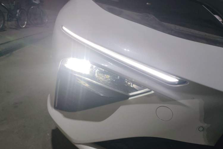 Used NETA S 2022 Extended-Range Version 1160 km Range Rear-Wheel-Drive Compact Edition Right Front Headlight