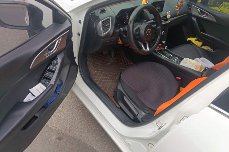 Used Mazda 3 Axela 2017 Sedan 1.5L Automatic Luxury Model China VI Standard
