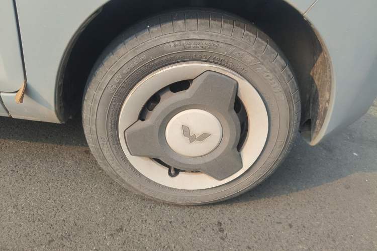 Used Wuling Hongguang MINIEV 2022 Zizai Version Lithium Iron Phosphate Right Front Wheel Hub