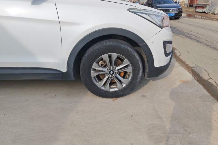 Used Hyundai Santa Fe 2015 2.4L Automatic Two-Wheel Drive Smart Version 5 Seats