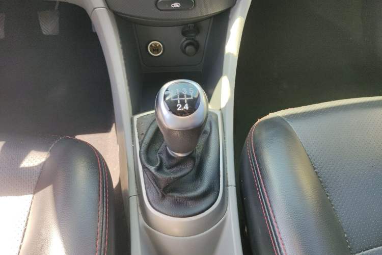 Used Hyundai Verna (older generation) 2016 1.4L Manual Smart GLS Trim Gear Lever