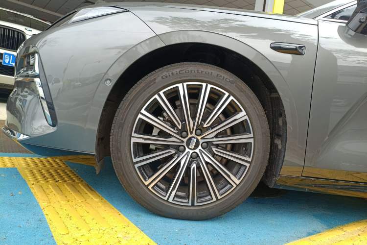 Used Geely Galaxy 8 2025 130km EM-i Flagship Edition Exterior 4