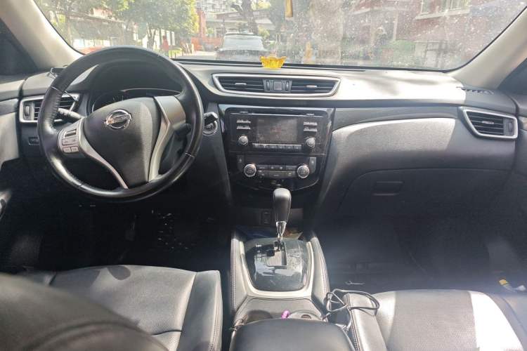 Used Nissan X-Trail 2014 2.5L CVT Leading Edition 4WD Center Console