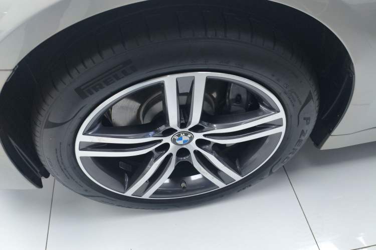 Used BMW 5 Series New Energy 2022 Updated Version 535Le Luxury Package Left Front Wheel Hub