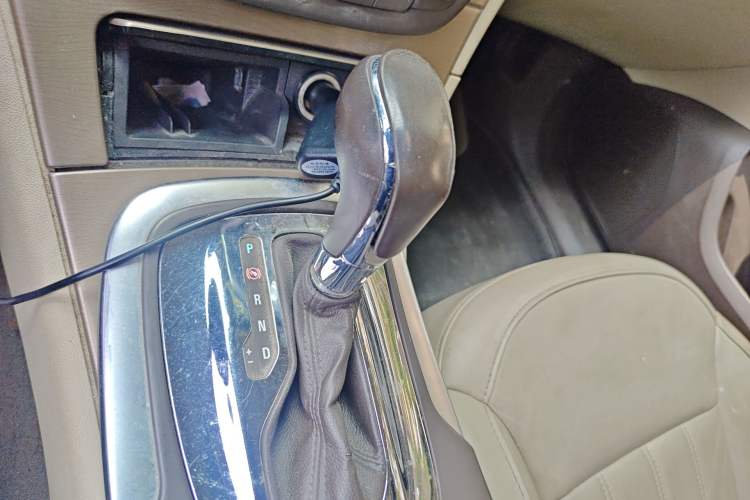 Used Buick Regal 2012 2.4L SIDI Elite Edition Gear Lever