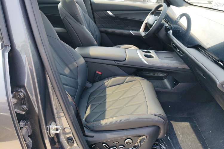 Used CHANGAN CS75 PLUS 2025 4th Generation UItra 2.0T New Blue Whale – Smart & Powerful Version