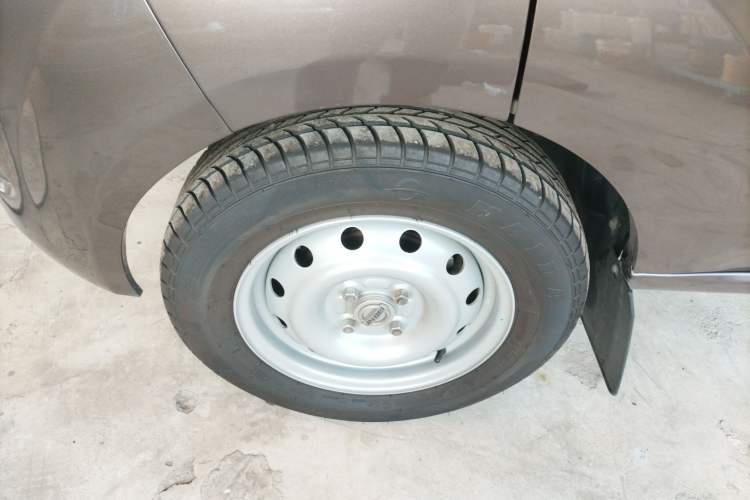 Used Jinbei Hiace X30 2023 1.5L Super-Comfortable Passenger Van 5/6/7-Seater Non-Air-Conditioned Version Model SWC15M