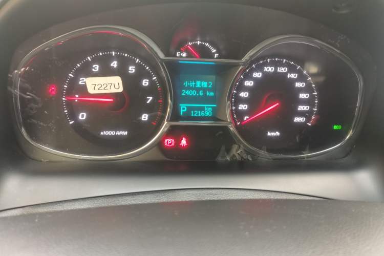 Used Chevrolet Captiva 2015 2.4L 4x4 Flagship Edition 7-Seater Odometer Close Up