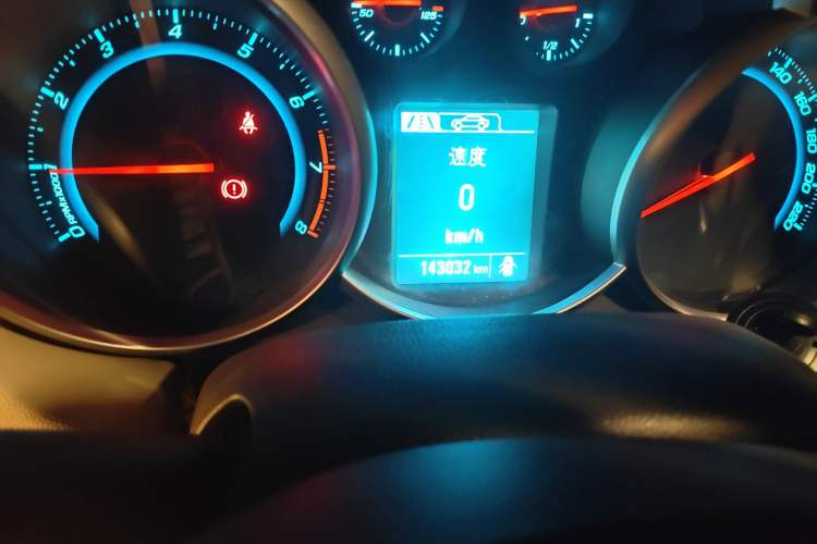 Used Chevrolet Cruze 2015 1.5L Classic SL MT Odometer Close Up