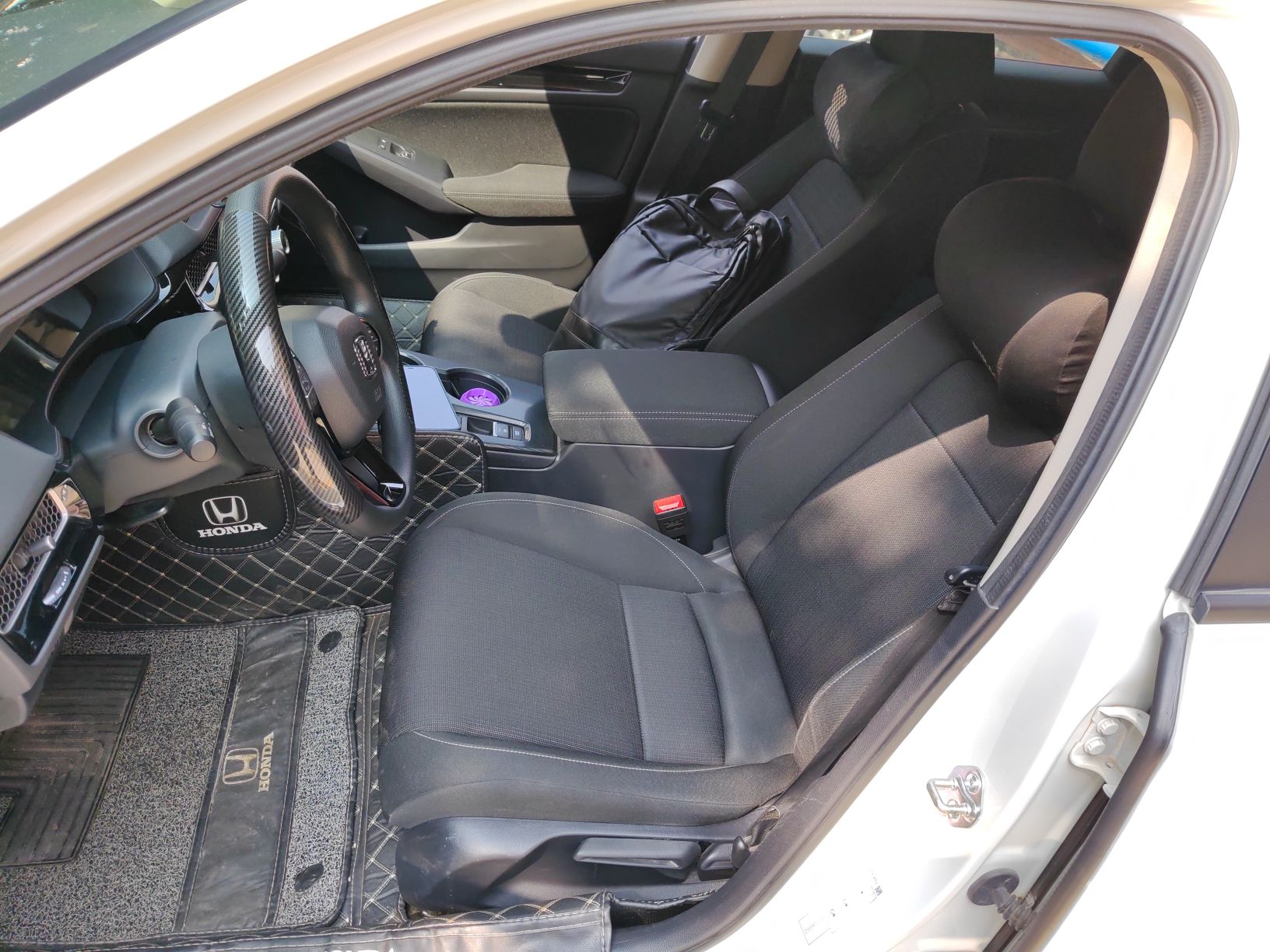 Переднее сиденье в автомобиле