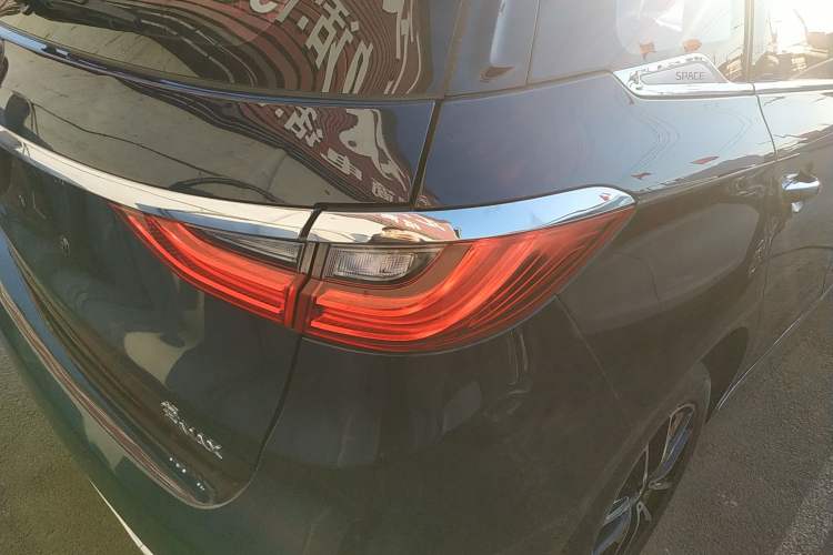 Used BYD Song MAX 2018 1.5T Automatic Smart Connect Elite Model with 6 Seats Exterior 3