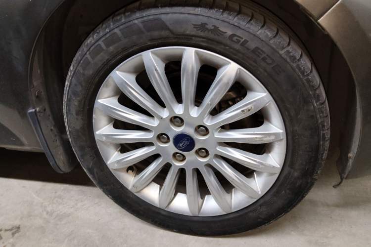 Used Ford Mondeo 2011 2.0L GTDi 200 Fashion Edition Right Front Wheel Hub