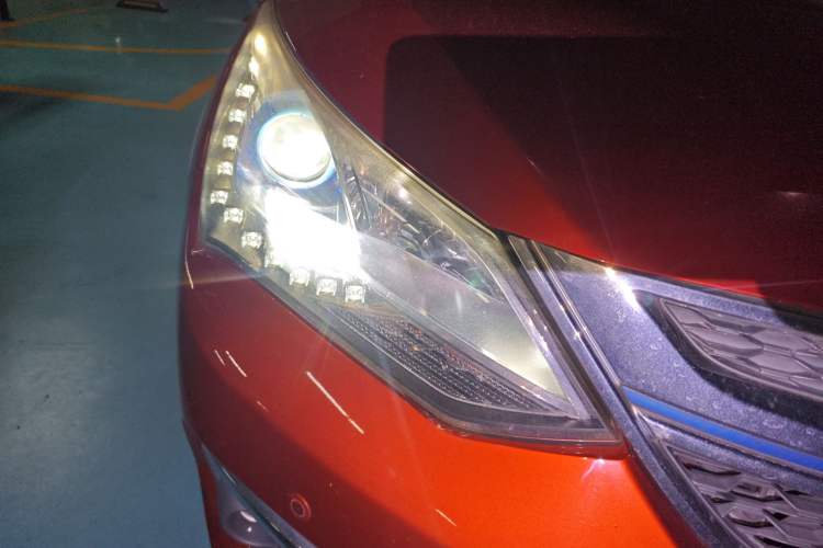 Used BYD Song New Energy 2017 Song DM 1.5TID All-Wheel Drive Luxury Model Right Front Headlight