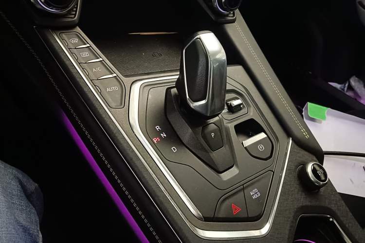 Used Lynk & Co 05 2020 2.0TD Two-Wheel Drive Shine Halo Gear Lever