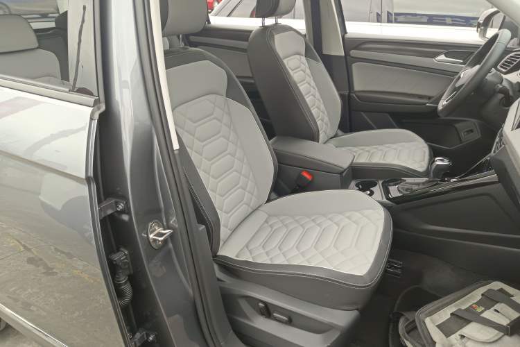 Used Volkswagen Tayron 2023 300TSI Two-Wheel-Drive Luxury Plus Advanced Edition Right Front Seat