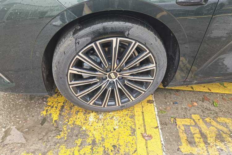 Used Geely Galaxy 8 2025 130km EM-P Starship Edition Left Front Wheel Hub