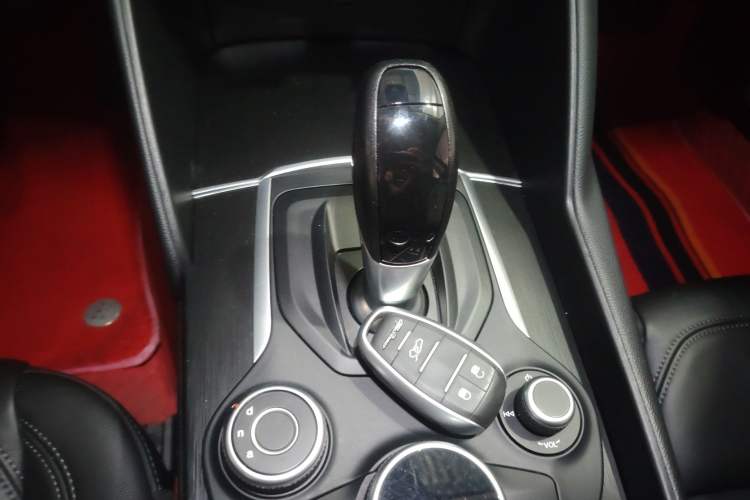 Used Alfa Romeo Giulia 2017 2.0T 280HP Luxury Edition
