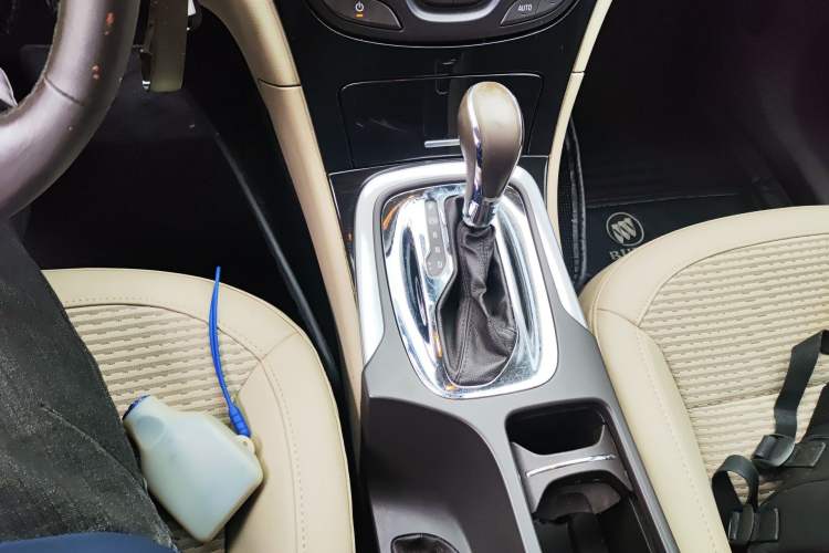 Used Buick Regal 2014 2.0L Leading Fashion Edition Gear Lever