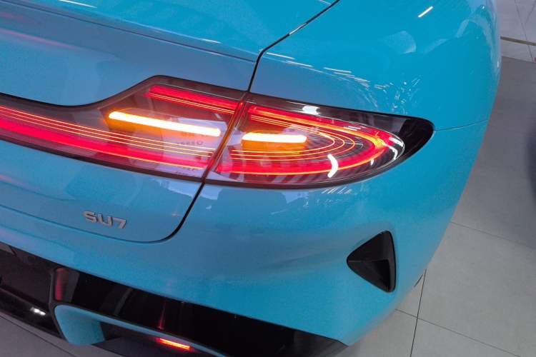 Used Xiaomi Auto SU7 2024 Rear-Drive Ultra-Long Range Advanced Pro-Level Intelligent Driving Version Right Rear Taillight