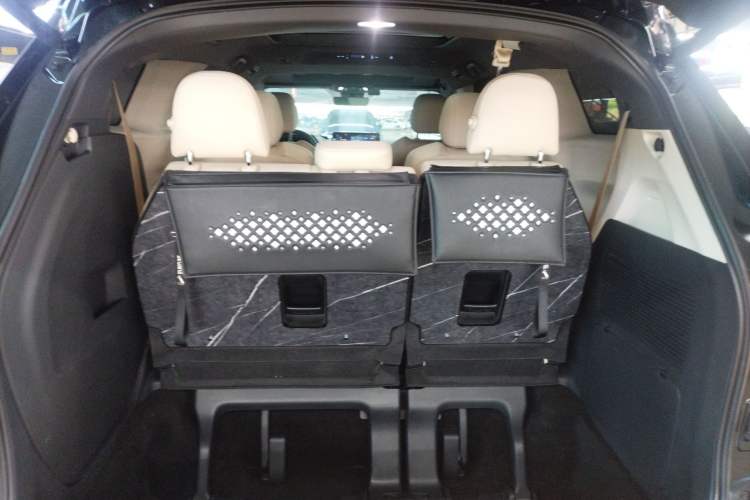 Used Toyota Granvia 2022 2.5L Hybrid Premium Edition Trunk