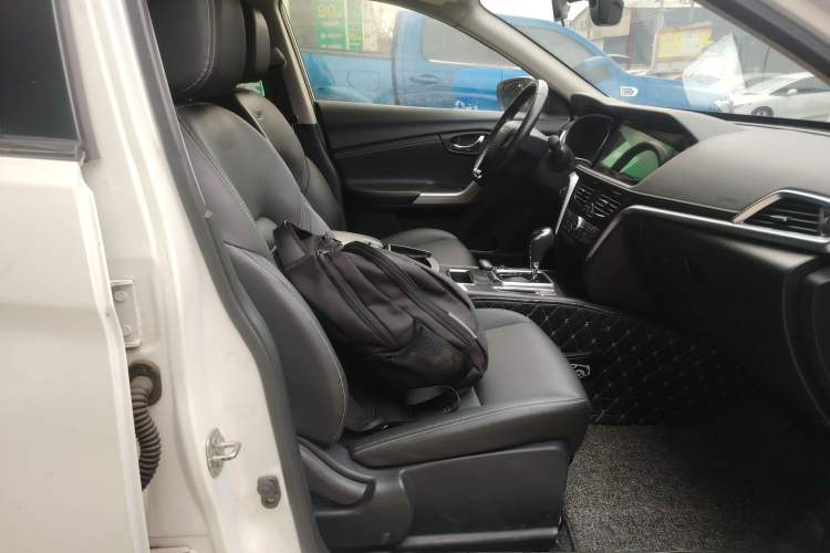 Used Venucia T90 2018 2.0L CVT Smart Connect Luxury Edition China V Standard Right Front Seat