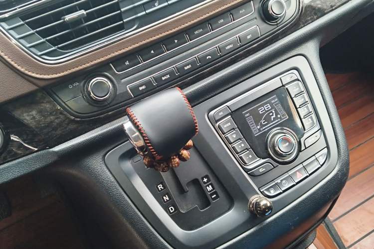 Used SAIC MAXUS G10 2016 2.0T Automatic Luxury Executive Edition Gear Lever