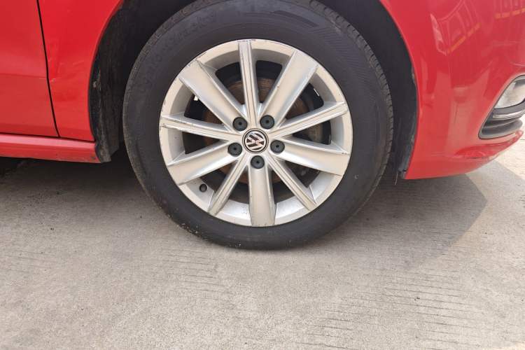 Used Volkswagen Polo 2014 1.4L Automatic Comfort Edition Right Front Wheel Hub