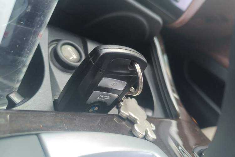 Used BMW 5 Series 2014 525Li Leading Model
