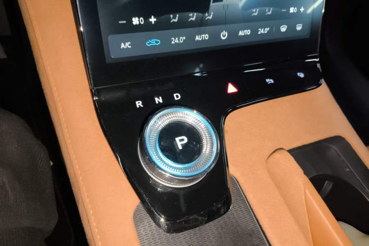 Used VOYAH PASSION 2024 PHEV Four-Wheel Drive Ultra-Long Range Flagship Model
