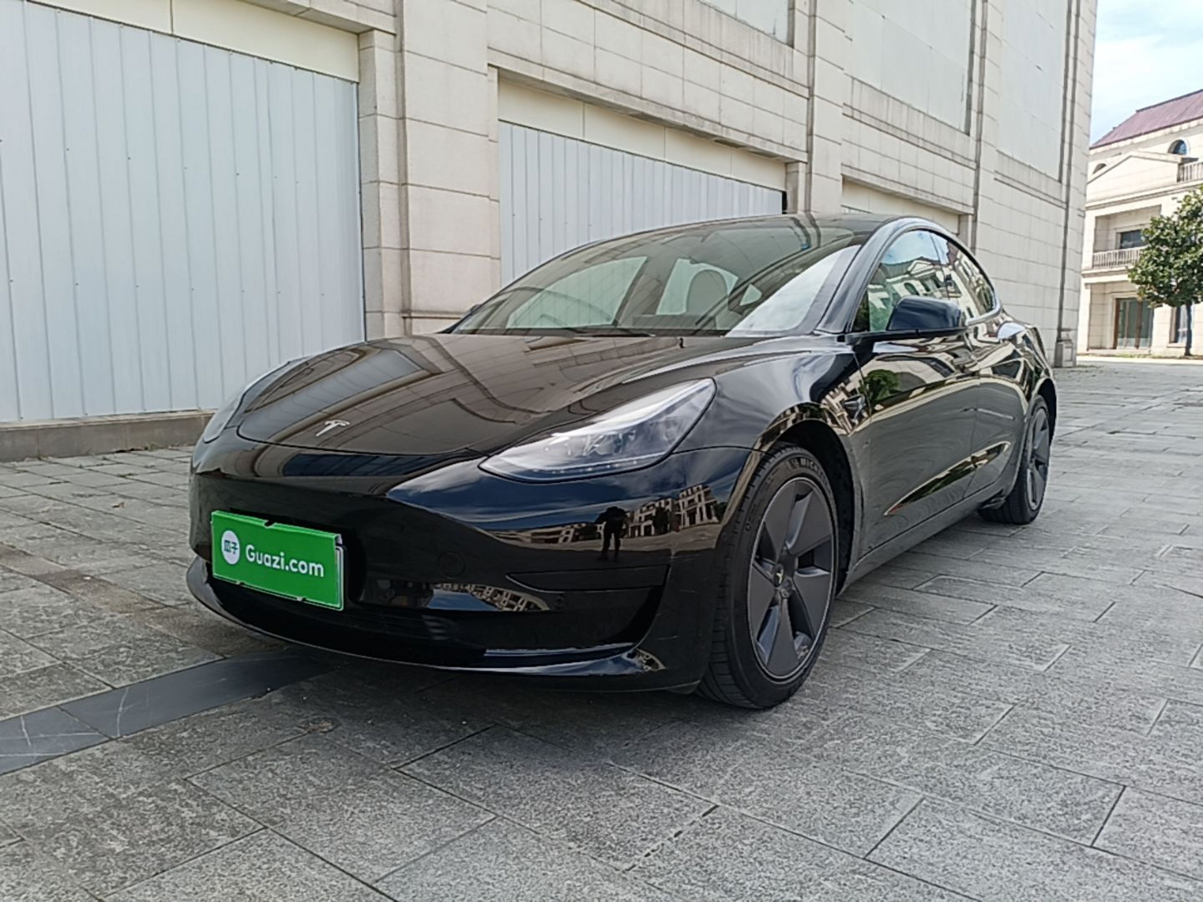 Unter der Vorderseite des Autos