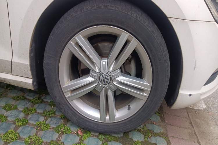 Used Volkswagen Lamando 2018 280TSI DSG Comfort Edition Right Front Wheel Hub