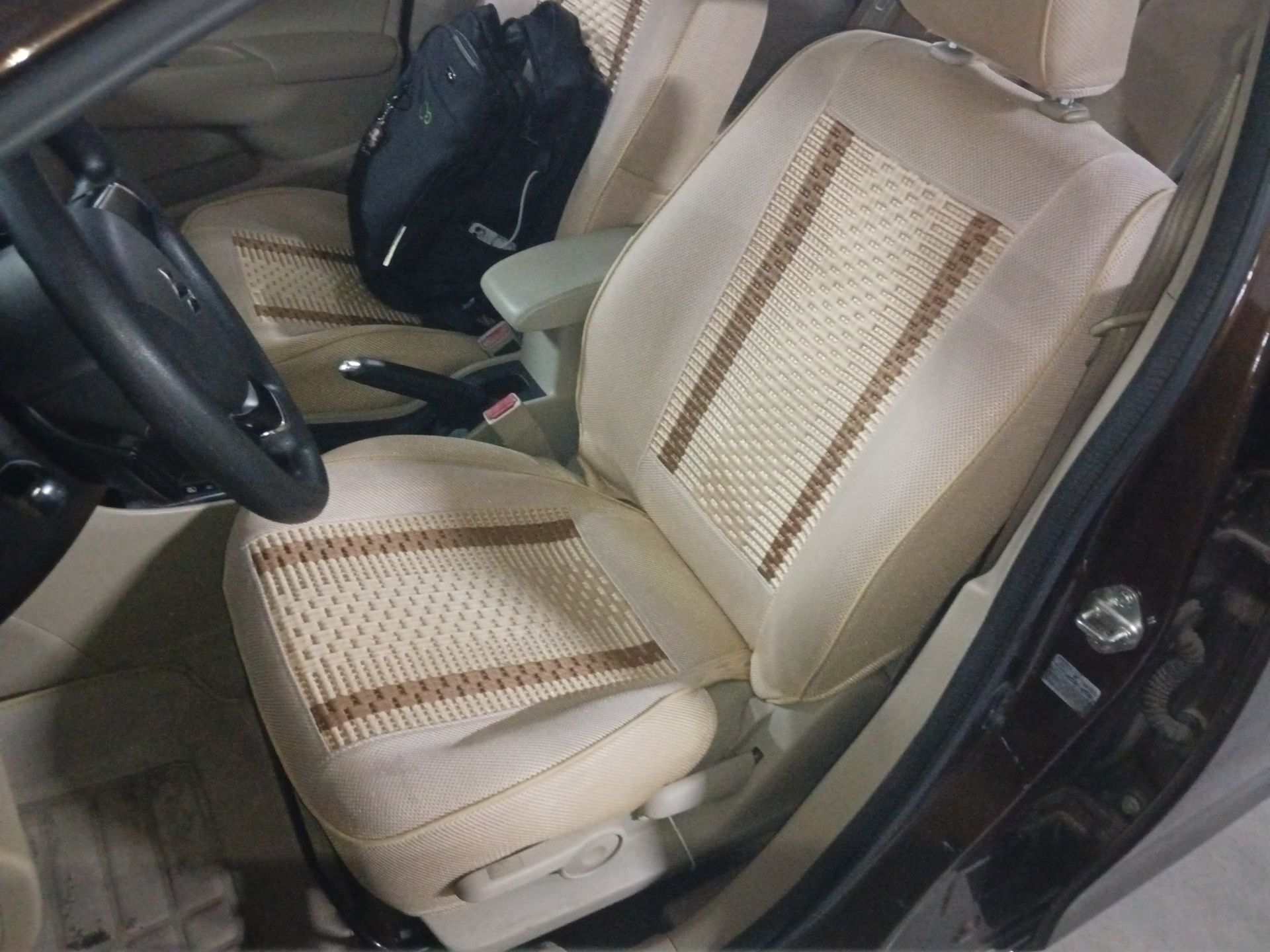 المقاعد الأمامية داخل السيارة