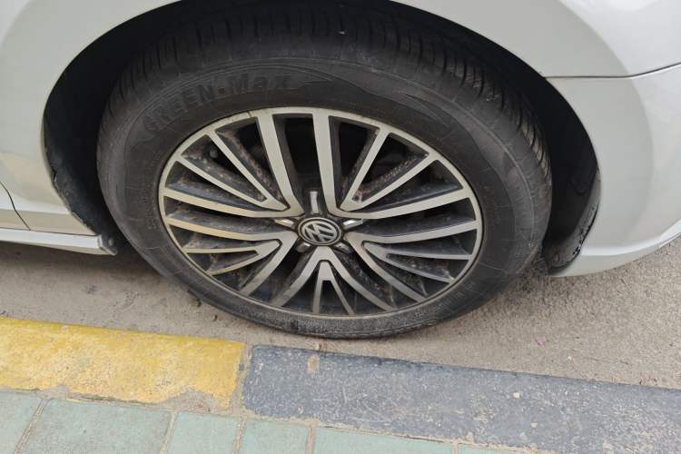 Used Volkswagen Lamando 2018 280TSI DSG Luxury Edition Right Front Wheel Hub