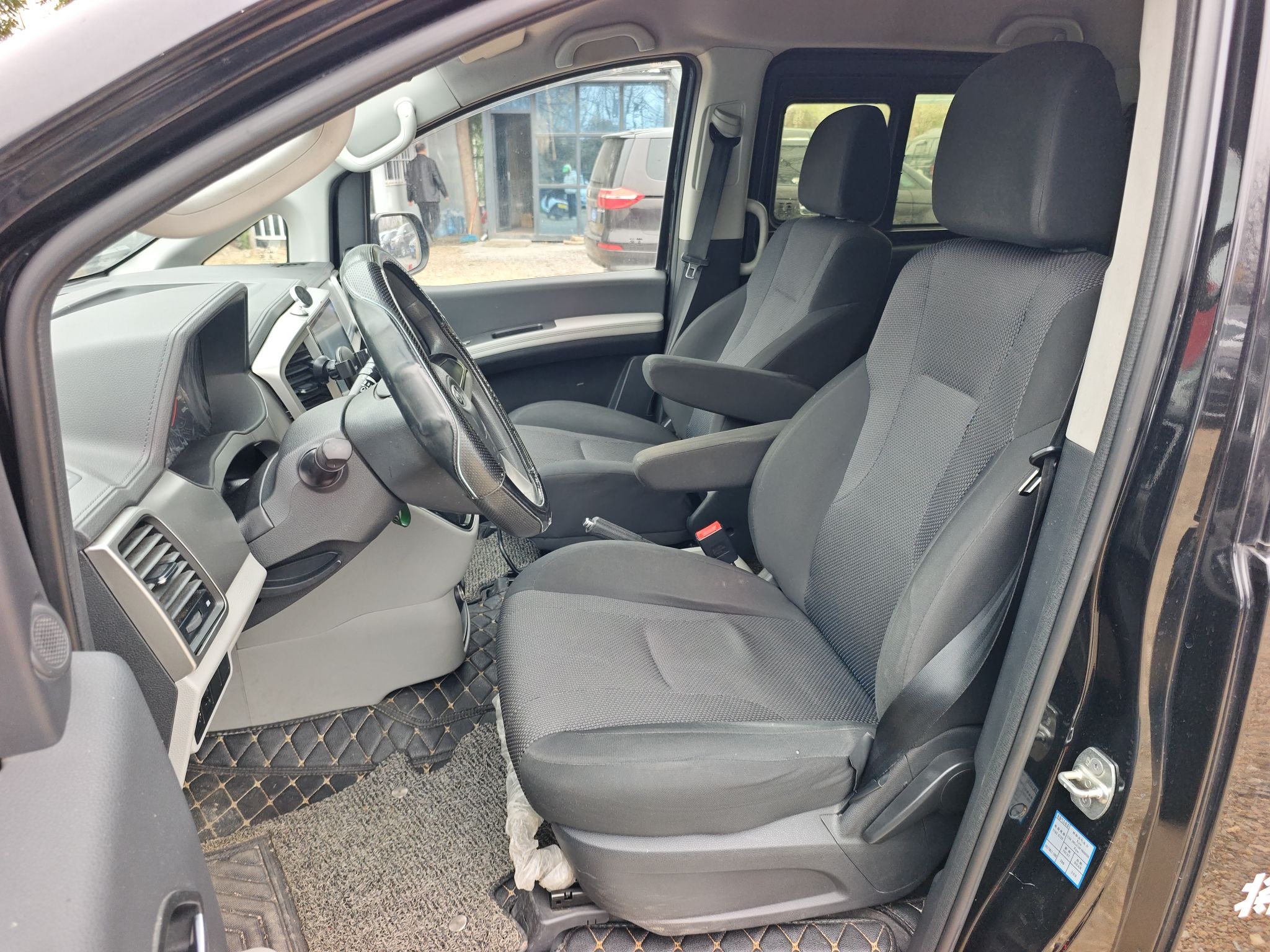 Переднее сиденье в автомобиле