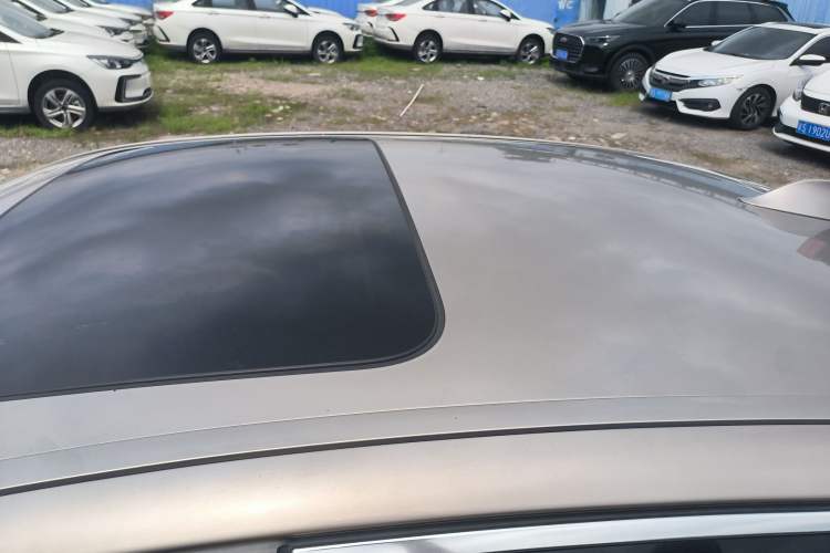 Used BMW 5 Series 2014 528Li Leading Model Roof