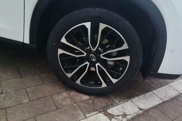 Used GAC Trumpchi GS4 PLUS 2023 390T Automatic Nebula Edition Right Front Wheel Hub