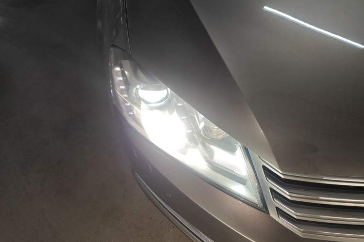 Used Volkswagen Magotan 2015 2.0 TSI Prestige Model Right Front Headlight