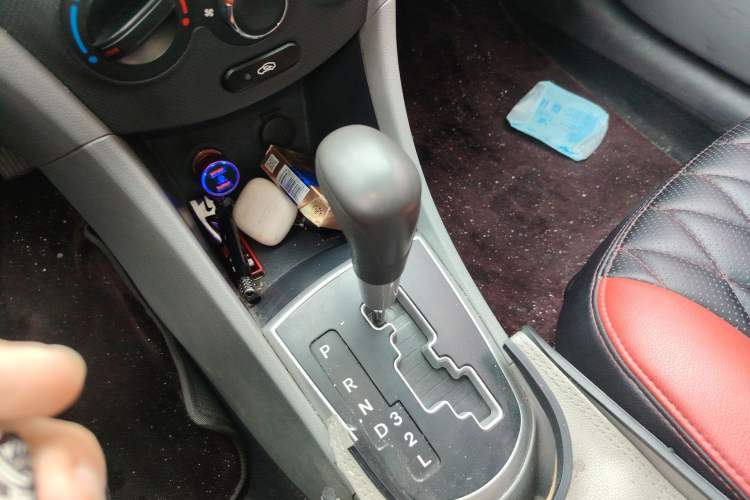 Used Hyundai Verna (older generation) 2010 Sedan 1.4L Automatic Fashionable GT Model Gear Lever