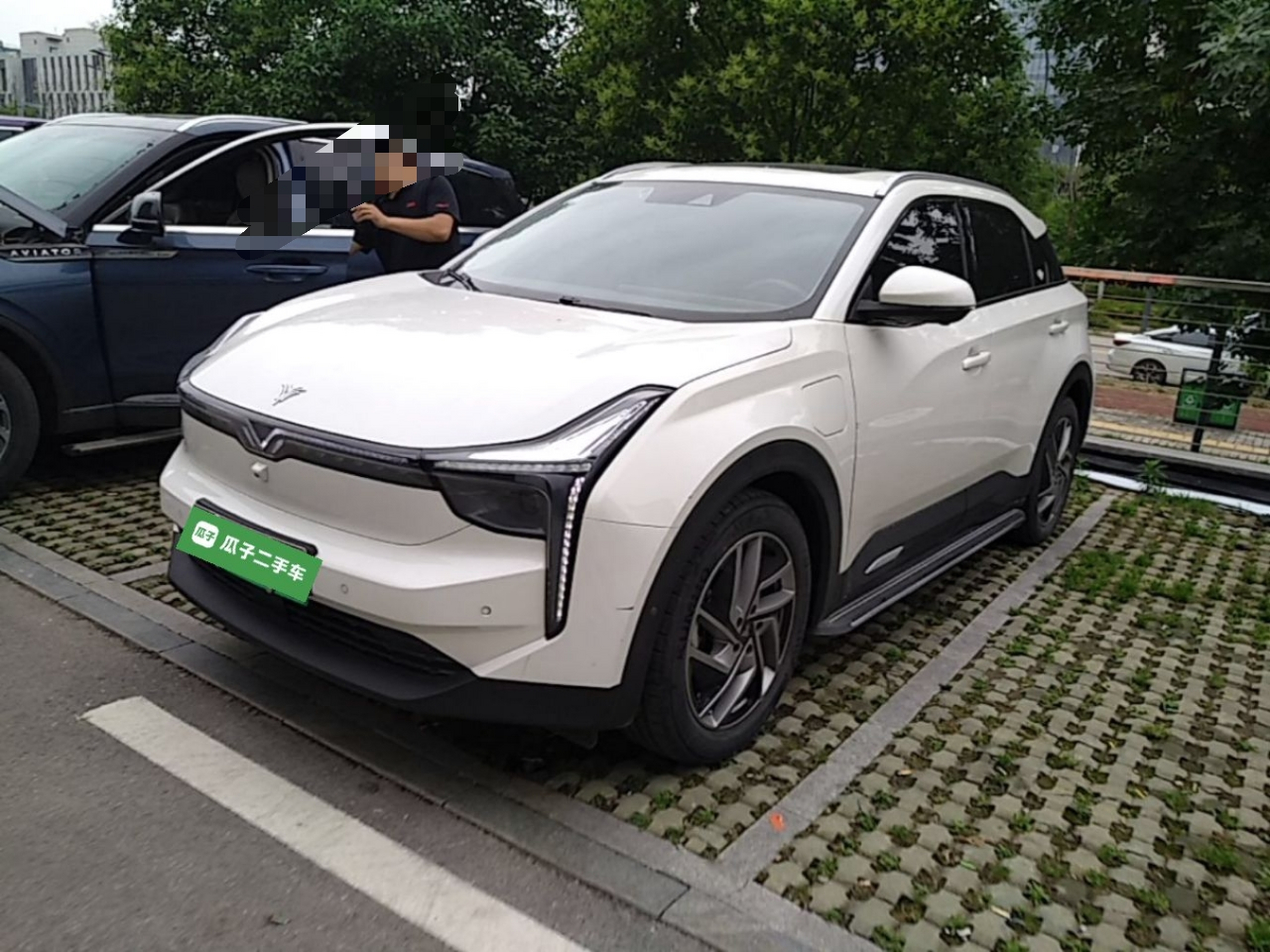Под передней частью автомобиля