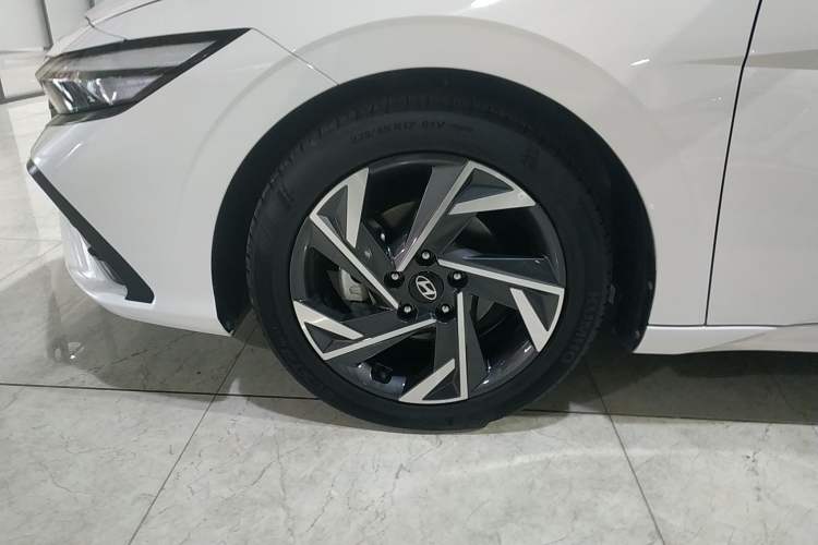 Used Hyundai Elantra 2023 1.5L CVT LUX Prestige Edition
