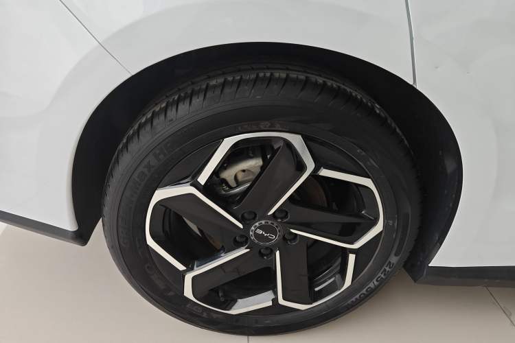 Used BYD Seal 06 New Energy 2024 DM-i 120KM Flagship Model Right Rear Wheel Hub