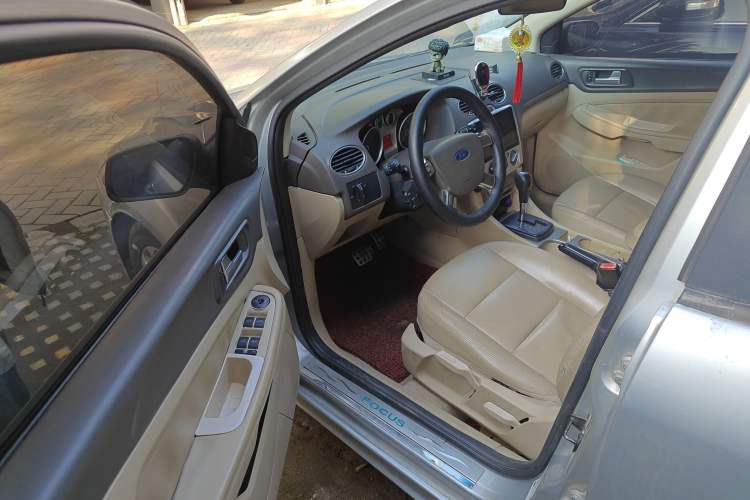 Used Ford Focus 2011 Hatchback 1.8L Automatic Fashion Edition Driver Seat