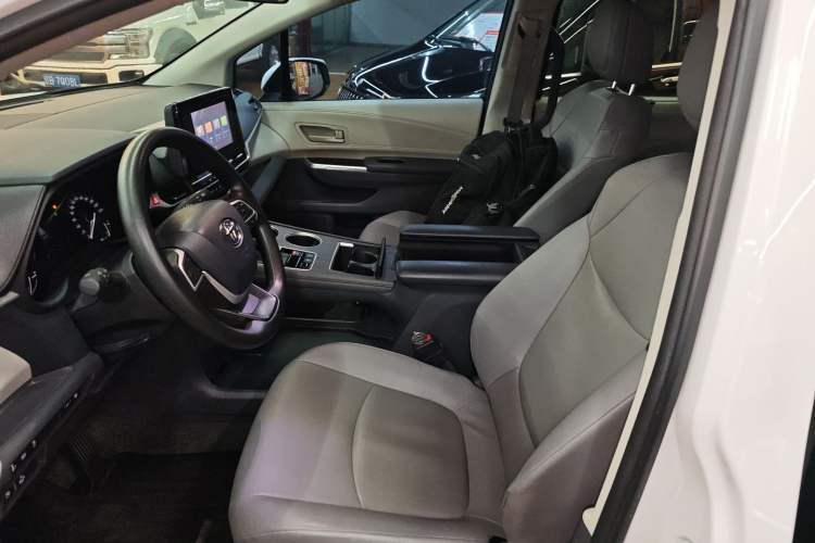 Used Toyota Granvia 2023 2.5L Hybrid Comfort Edition
