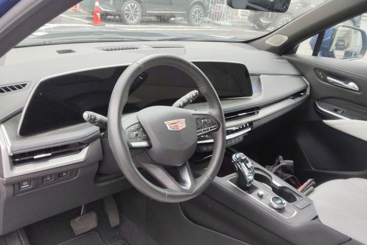 Used Cadillac XT4 2024 28T Two-Wheel-Drive Prestige Version Center Console