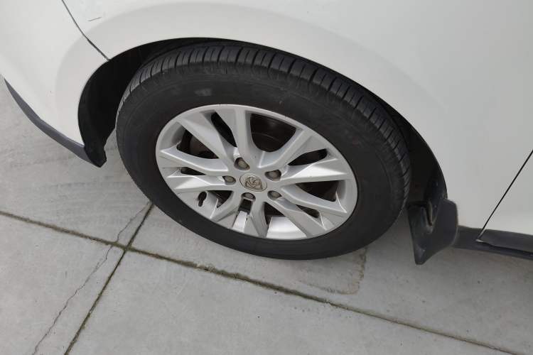 Used Baojun 730 2014 1.5L Manual Luxury Navigation ESP Version 7 Seats Exterior 4