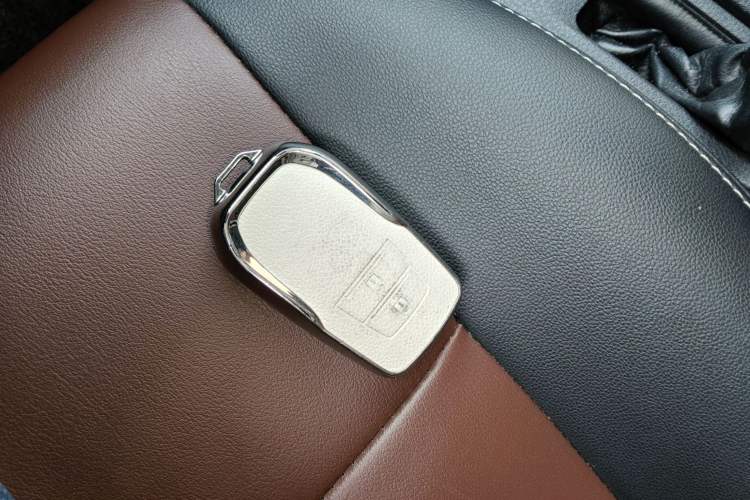 Used Toyota RAV4 2016 2.0L CVT Two-Wheel Drive Fashion Edition China V Standard Vehicle Key