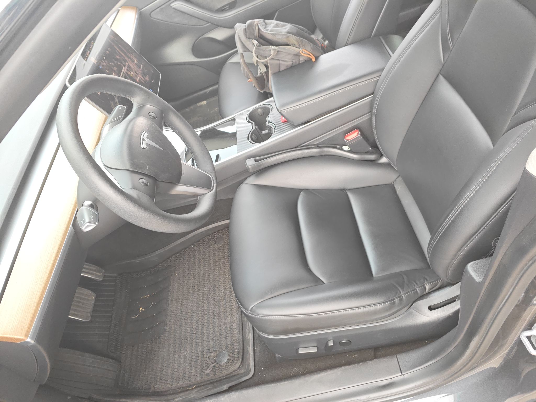 Переднее сиденье в автомобиле