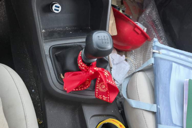 Used Wuling Hongguang V 2022 1.5L Jingqu Edition Enclosed-Window Vehicle with Hydraulic Power Steering LAR Gear Lever