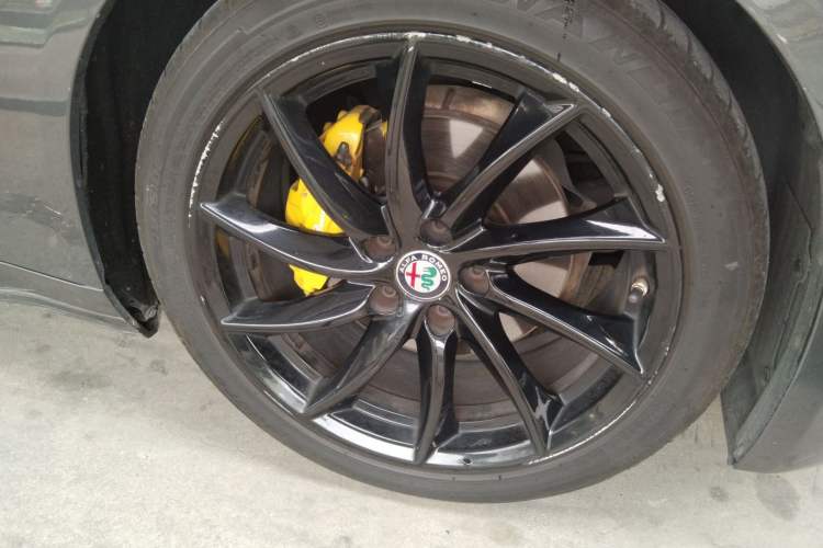 Used Alfa Romeo Giulia 2017 2.0T 200HP Luxury Edition Right Front Wheel Hub