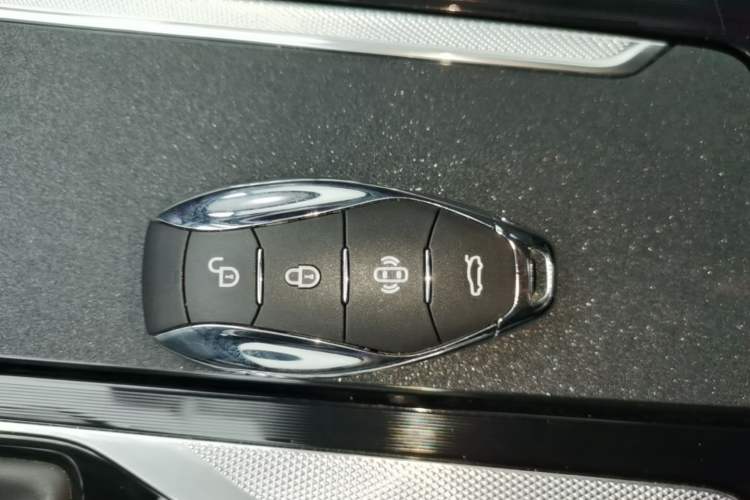 Used Hongqi H5 2023 2.0T Automatic Smart Connect Flagship Edition Vehicle Key